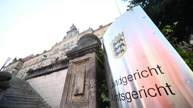 gericht, gebäude, bwg, lsw Tübinger Landgericht verhandelt eine schwere Brandstiftung in Münsingen. Der Angeklagte muss sich wegen mehrfachen versuchten Mo