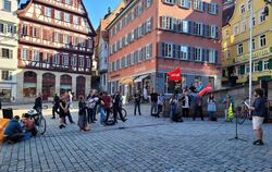 Nur wenige Demonstranten versammelten sich anlässlich der Debatte um die Videoüberwachung vor dem Rathaus.