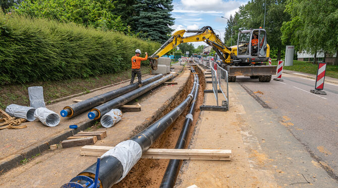 GRUE,canalisation,canalisations enterrées,chaleur,chantier,chauffage,chauffage urbain,chaufferie urbaine,chaussée,commune,condui Die Verlegung von Fernwärmeleitungen ist aufwendig und teuer.