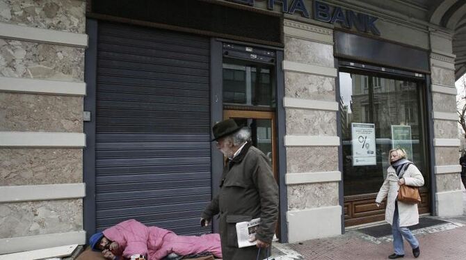 Obdachloser vor einer geschlossenen Bankfiliale in Athen: Die Griechen haben in den vergangenen Wochen mehr als 20 Milliarden