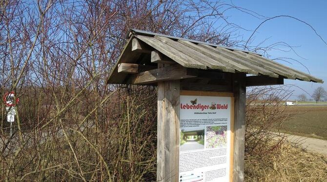 Damit die Bürger wissen, dass sich hier ein Wild-Korridor befindet, wurde eine Tafel aufgestellt.  GEA-FOTO: MERKLE