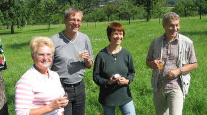 Auf einer Gönninger Streuobstwiese, wo der Rohstoff für den »Reutlinger Apfelsaft« wächst, schmeckt (von links) Alene Zimmermann, Günter Neuhäuser, Barbara Lupp und Theo Dittmar der Bio-Fruchtsafttrunk richtig gut. Die Wiesen unter den Bäumen sollen mit einem neuen Plenum-Projekt extensiv genutzt und als artenreicher Lebensraum erhalten werden.
GEA-FOTO: MERKLE