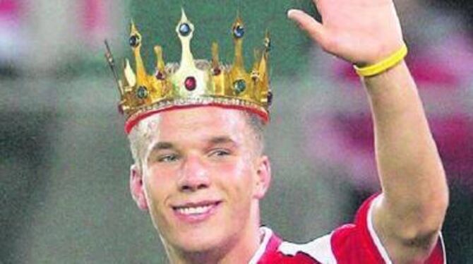 Das ist Lukas Podolski. Er führt keinen Karnevalsverein an, sondern spielt Fußball für den 1. FC Köln und die Nationalmannschaft. Trotzdem nennt man ihn Prinz Poldi. Bisher hat das noch nicht zu bleibenden Schäden geführt.
FOTO: GEA-MONTAGE/DPA