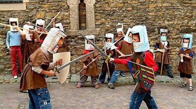 Was dem Ritter vor tausend Jahren seine Rüstung, sind heute schusssichere Westen für Polizisten: Kleine Leute lernen im Museum viel - und haben Spaß dabei.
FOTO: TRINKHAUS