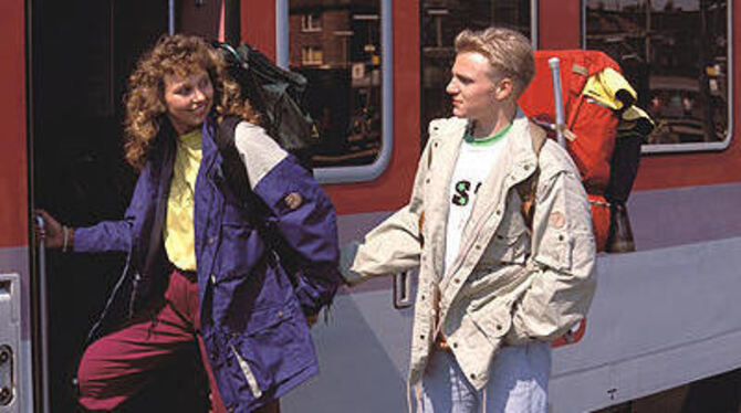 Zug statt Auto: Ganz praktisch mit dem Rucksack auf Reisen gehen. Auch vom Reutlinger Bahnhof starten Leute in ihren Urlaub.
FOTO: DPA