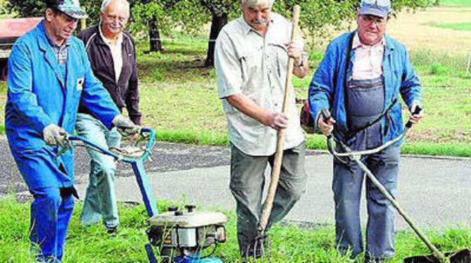 Paten für ein Stück Grün: Horst Morgenroth, Bezirksbürgermeister Wolfgang Heusel, Frieder Trifon und Heinz Walz vom Degerschlachter Albverein beim Mähen einer Wiese auf Höhe des Degerschlachter Sportplatzes.
GEA-FOTO: PACHER