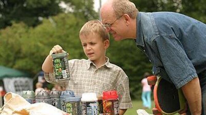 Ferienprogramm funktioniert auch bestens mit Eltern : Mit Papa auf dem Kinder-Flohmarkt stöbern.
FOTO: BAIER