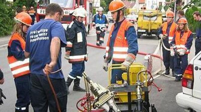 Ohmenhausens jugendliche »Berufsfeuerwehr« bei der »Unfallrettung«.
FOTO: PR