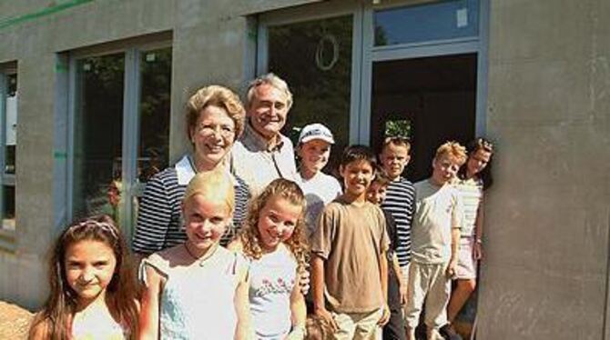 Noch Rohbau, aber nach den Ferien fertiger Anbau für den Förderverein: Die Schulkinder freut's, Oberbürgermeisterin Barbara Bosch und Bezirksbürgermeister Erich Fritz auch.
FOTO: TRINKHAUS