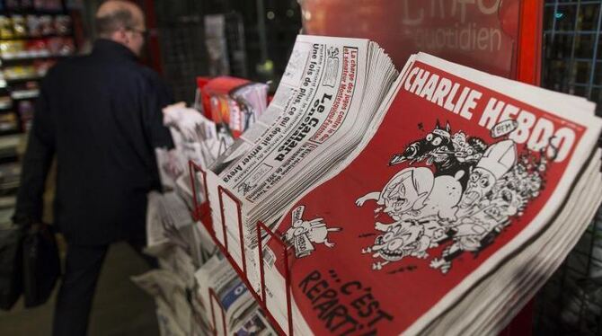 Zeitungsständer mit Ausgaben des neuen »Charlie Hebdo«-Hefts am Pariser Gare du Nord. Foto: Ian Langsdon