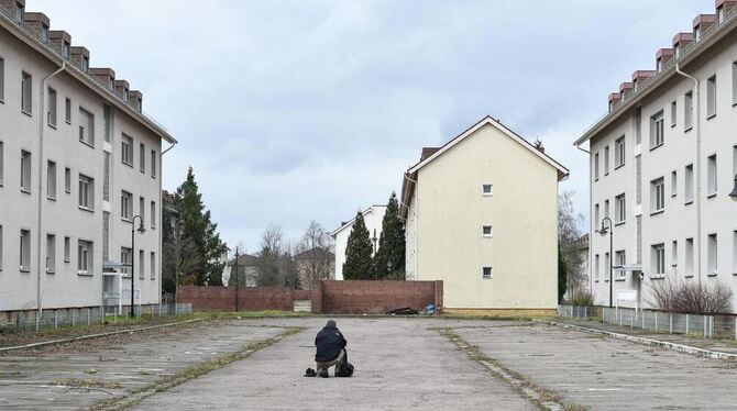 Auf dem ehemaligen US-Armeegelände »Benjamin Franklin Village« stehen leere Wohnhäusern.