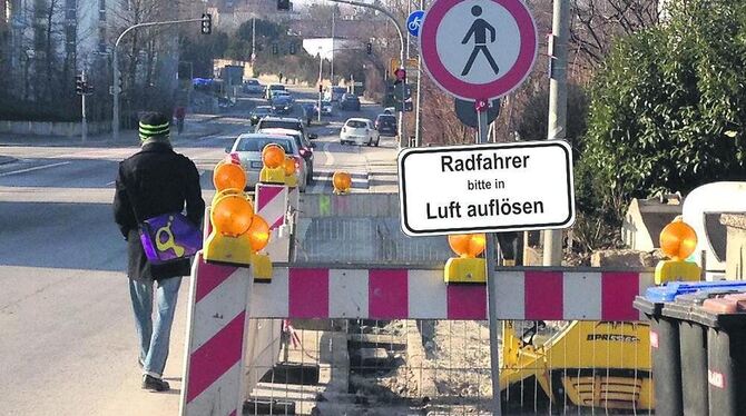 Bis letzte Woche war diese Baustelle in der Reutlinger Alteburgstraße ein echtes Radler-Hindernis: Peter Stary hat das Foto gema