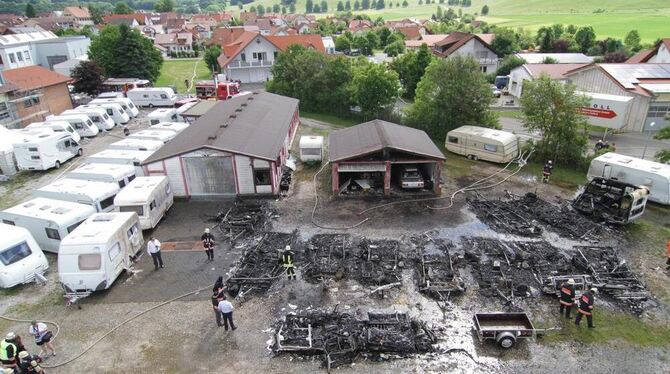 Auch der Großbrand in einem Donnstetter Wohnwagenpark im Juni 2013 wird dem Angeklagten zur Last gelegt. GEA-ARCHIVFOTO: FINK