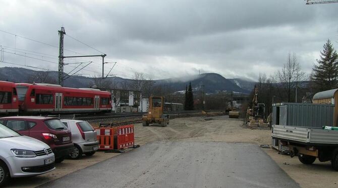 Seit gut einer Woche richten Bauarbeiter die Fläche für den neuen Parkplatz an der Eisenbahnstraße her. FOTO: PFISTERER