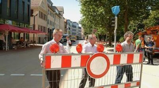 Die Sperrung der Lederstraße ist aufgehoben. Günter Kaiser, Reinhold Bantle und Arno Valin (von links) legen gemeinsam Hand an und tragen die letzte Barriere weg.
FOTO: TRINKHAUS