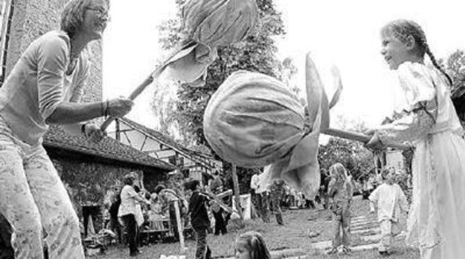 Spielchen im Klosterhof: Kinder und Eltern konnten ausprobieren, was im Mittelalter gespielt wurde.
FOTO: REISNER