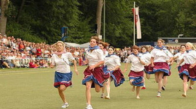 Mit fliegenden Röcken über den Kunstrasen der Bad Uracher Zittelstatt: Der Wettlauf der Schäfermädchen 2005.
GEA-FOTO: USCHI PACHER