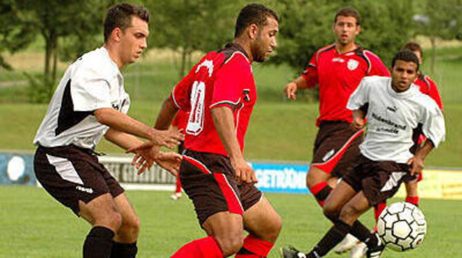 Der Kirchentellinsfurter Pietro Conte (links) im Duell mit dem SSV-Gastspieler Mohamed Abou Shoura. Hinten: Musse Ghirmai (rechts) und Ioannis Tsapakidis.
GEA-FOTO: PACHER