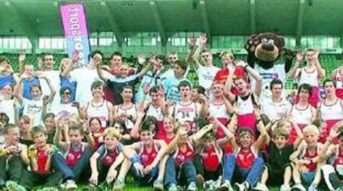 Die Teams aus der Region beim Leichtathletik-Landesfinale von »Jugend trainiert« in Ulm: Ganz vorne sitzend die Jungs vom Reutlinger BZN-Gymnasium, dahinter in Rot die Mädels des Reutlinger AEG, dahinter wiederum die Mädels des FSG aus Pfullingen und die Jungs vom BZN. Ganz hinten die jubelnden Landessieger des Schillergymnasiums Pfullingen.
FOTO: WALKER