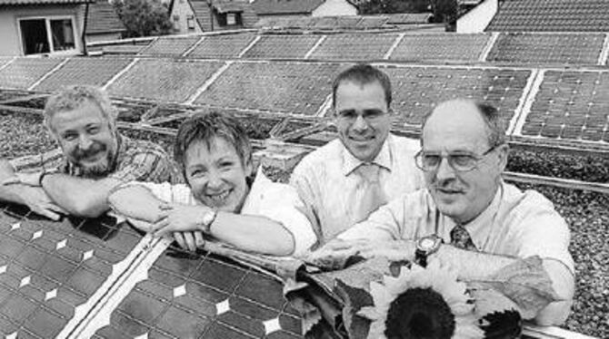 Sonnige Aussichten (von links): der Sondelfinger Astronaut Dr. Hans Messerschmid, Aufsichtsratsvorsitzende Renate Walz-Gröhnke, Harald Queisser und Manfred Sauer auf dem Dach der Raiffeisenbank Sondelfingen.
GEA-FOTO: TRINKHAUS