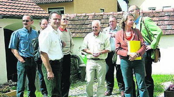 Vom Rathaus auf den schönen Trailinger Friedhof als erste Station des Rundgangs der Landratsamts-Kommission.
GEA-FOTO: JSG