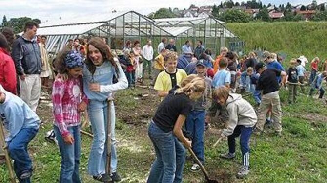 Am liebsten hätten sie die Baugrube gleich ganz ausgehoben: Die Schülerinnen und Schüler waren mit ihren mitgebrachten Spaten gestern eifrig bei der Sache.
GEA-FOTO: PS