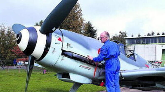 Da war sie noch heil: Siegfried Knoll mit der in mehr als 30000 Arbeitsstunden zusammengebauten Maschine.
FOTO: GROHE