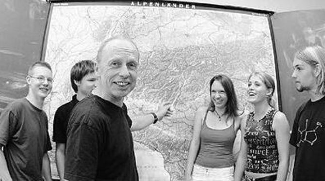 Da geht's hin: Gerhard Gauger deutet auf die Landkarte »Alpenländer«. Die Schüler freuen sich schon auf die Wanderung.
FOTO: REISNER