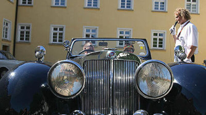 Moderator Winfried Maulbetsch begrüßt Susanne und Karl-Ulrich Herrmann in ihrem Triumph 1 800 Roadster.
FOTO: BAIER