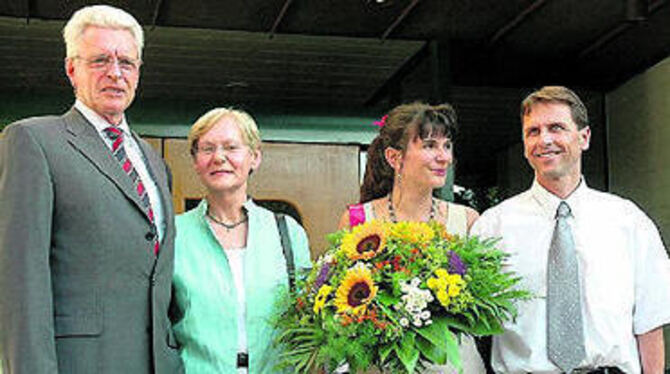 Gruppenbild mit Damen: Der Pliezhäuser Bürgermeister Otwin Brucker (links) präsentiert zusammen mit seiner Frau Heide seinen Nachfolger Christof Dold (rechts) mit seiner Frau Cristina. Anfang Oktober will der neue Schultes anfangen.
GEA-FOTO: MEYER