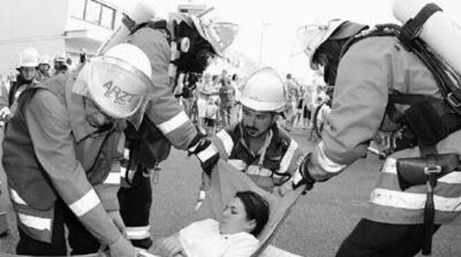 Hau-Ruck: Gemeinsam geht's doch am besten. DRK Eningen und Feuerwehr versorgen bei der Schauübung eine verletzte Person.
FOTO: REISNER