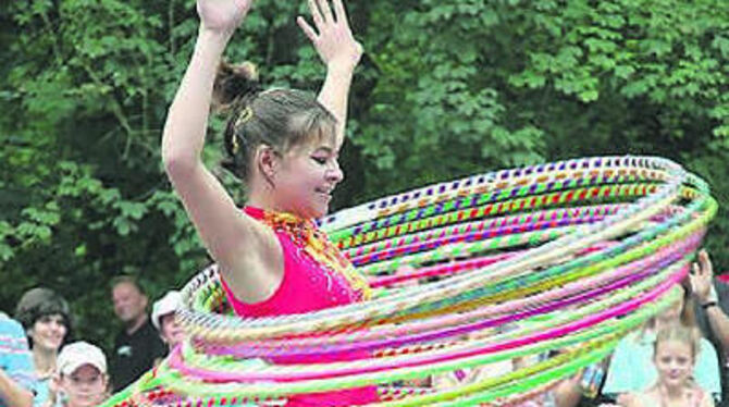 Gekonnt hält Aljona Tjurina weit über zwanzig Hula-Hoop-Reifen mit ihrem Hüftschwung in Bewegung.
FOTO: SCHREIER