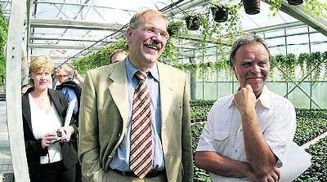 Trotz der Sorgen der Gartenbaubetriebe gab's beim Besuch von Regierungspräsident Hubert Wicker (Mitte) eine Menge zu lachen. Zwischen jungen Pflanzen hören Joachim Hespeler und der Tübinger Regierungspräsident den Erläuterungen von Gärtnermeister Bernhard Baum aufmerksam zu.
FOTO: REISNER