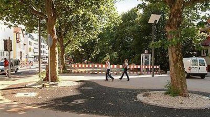 Dieser obere Teil der Langzeit-Baustelle Albtorplatz/Lederstraße sieht schon seit Monaten  ziemlich  komplett aus, demnächst soll auch der untere Teil fertiggestellt sein; dann ist auch Schluss mit der lästigen Umleitung durch die Seestraße.
FOTO: TRINKHAUS