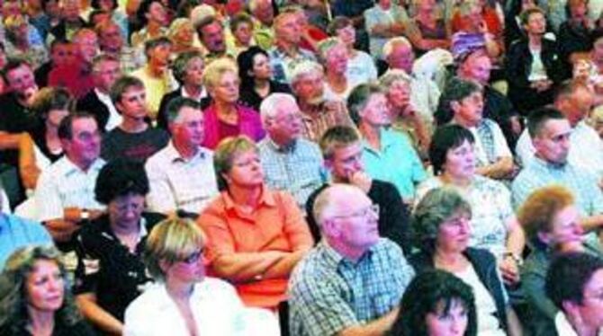 Aufmerksam verfolgte das Publikum das Geschehen auf dem Podium. Die vier Kandidaten standen Ursula Marschke vom Bürgerverein Altenhilfe, Rübgartens Ortsvorsteher Martin Kemmler, LAC-Vorsitzender Thomas Jeggle und GEA-Redakteur Andreas Fink Rede und Antwort. Die Moderation übernahm GEA-Lokalchef Roland Hauser.
FOTO: NIETHAMMER