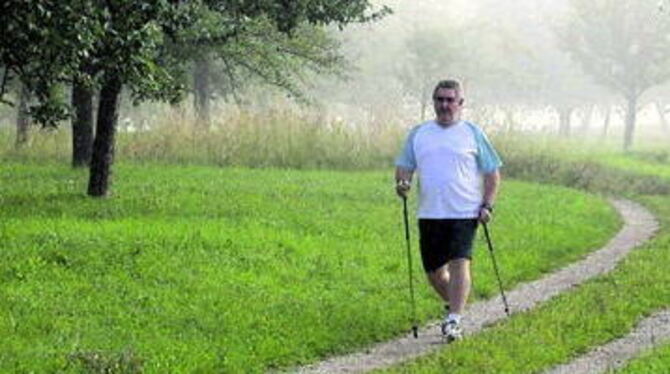 Gut zu Fuß und gut unterwegs: Werner Neugum beim Nordic Walking.
GEA-FOTO: PP