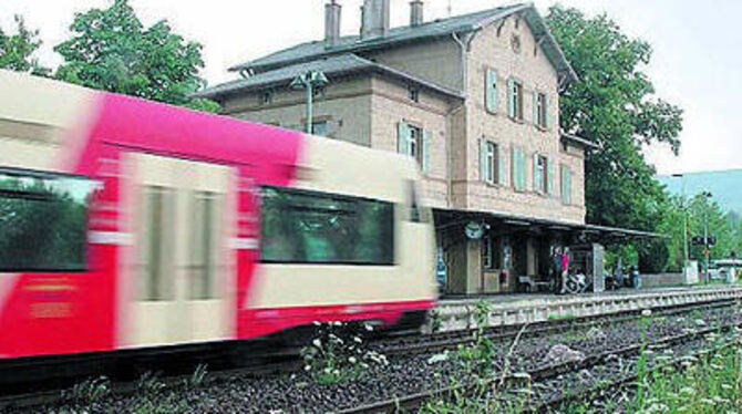 Wohin die Fahrt geht, ist unklar. Sämtliche Pläne für eine neue Nutzung des Mössinger Bahnhofs sind auf Eis gelegt.
GEA-FOTO: MEYER