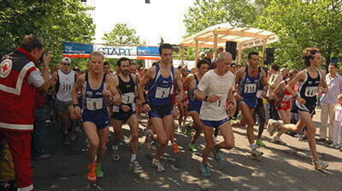 Über 500 Sportler starteten beim Hauptlauf, darunter Werner Bauknecht (Nummer eins), der für Tsunami-Opfer lief.
FOTO: NIETHAMMER