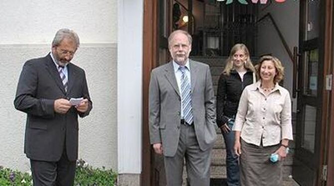 Holger Dembek (Mitte), hier mit Ehefrau Margarete und Tochter Anja, ist wieder gewählt. Sein Stellvertreter Rudolf Rampf verliest das Wahlergebnis.
GEA-FOTO: MAR