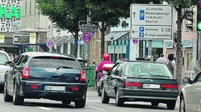 Der Verkehr wirbelt reichlich Staub auf - und macht ordentlich Dreck.
GEA-FOTO: MEYER