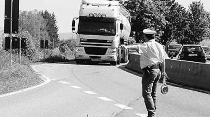 Lkw-Fahrer sind selten begeistert, wenn sie zur Kontrolle herausgewunken werden, wie hier an der Bundesstraße 28 zwischen Metzingen und Reutlingen.
FOTO: JÜRGEN MEYER