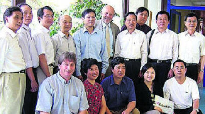 Die Gruppe aus der Provinz Jiangxi mit Minister Zheng Shou-hua (Mitte, rechts neben dem Rektor der Hochschule, Professor Dr.-Ing. Georg Obieglo) sowie den Leiter des Auslandsamtes, Baldur Veit (vorn, ganz links).
FOTO: MAIER