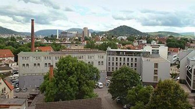 Der Komplex der alten Engelschen Fabrik (links) vom Oberen-Wässere-Tor her gesehen. Das Treppenhaus, das abgebrochen werden soll, ragt etwas darüber hinaus. Rechts daneben die Neubauten von Schöller & Partner.
FOTO: TRINKHAUS