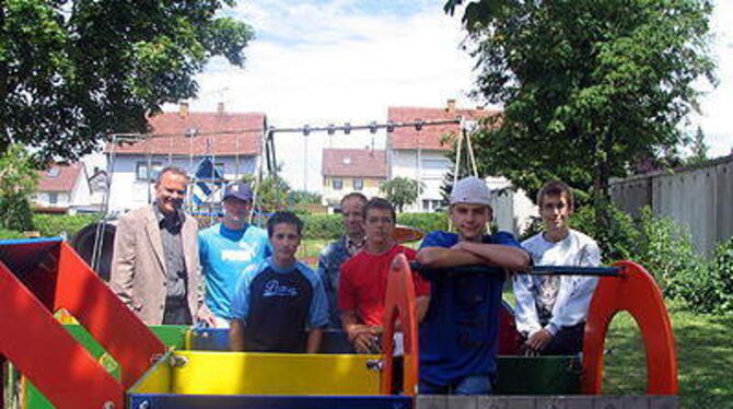 Neuntklässler der Metzinger Neugreuthschule haben für ihre Projektprüfung den Miller-Spielplatz renoviert.
GEA-FOTO: RAL