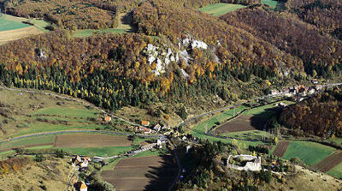 Die Siedlung Gundelfingen war zuerst da. Längst ist die Burg begehrtes Ziel historischer Exkursionen und Wanderungen hoch über dem Großen Lautertal.
FOTO: GROHE