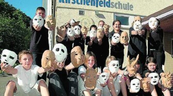 Das eigene Gesicht und das verfremdete Pendant: In dem Maskenprojekt der Kirschenfeldschüler ging es um Identität.
GEA-FOTO: MEYER