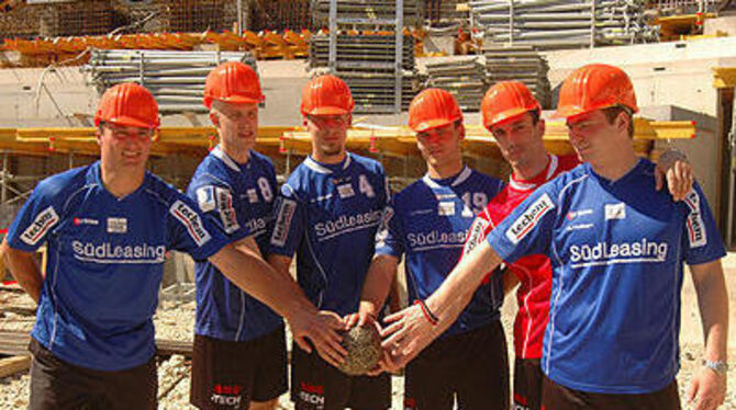 Die Sechs von der Baustelle: VfL-Trainer Eckard Nothdurft und die Neuen Michal Baran, Petr Kust, Andreas Blank, Goran Stojanovic und Rastko Stojkovic (von links) vor der neuen Ballspielhalle in Stuttgart.
FOTO: NIETHAMMER