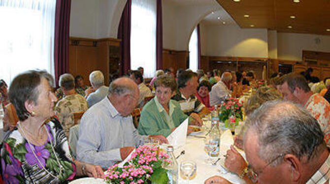 Krönender Abschluss: Die Frühaufsteher beim gemeinsamen Abendessen.
FOTO: DIET