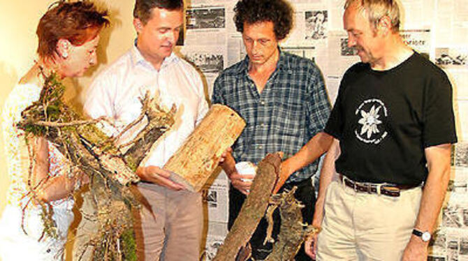 Lothars Reste - Schaustücke in der Ausstellung zum Klimawandel. Von links: Dr. Barbara Karwatzki und Dr. Günter Wahlefeld (Naturkundemuseum), Rainer Blum (Aktionsgemeinschaft Natur in der Stadt), Helmut Kober (Deutscher Alpenverein).
GEA-FOTO: HD