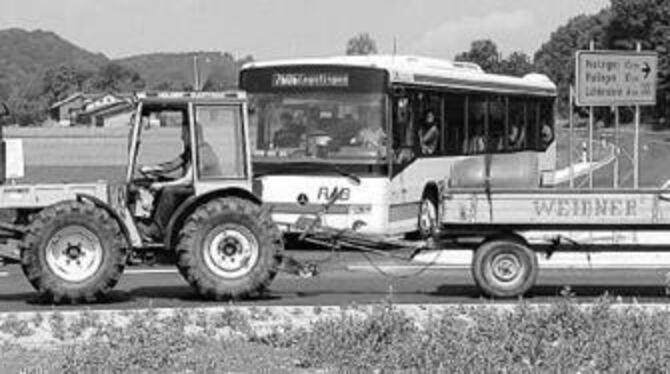 Nicht nur langsame Traktoren queren heute die B 312 am Traifelberg problemlos. Für viele Verkehrsteilnehmer hat die Kreuzung ihren Schrecken verloren.
GEA-FOTO: SAUTTER